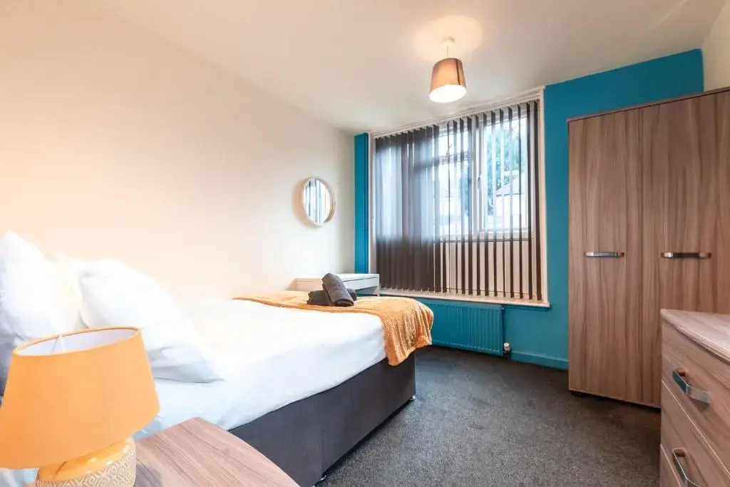 6 bed Residential home with Parking