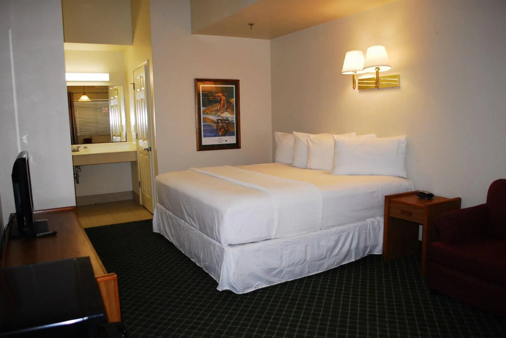 Bluffs Landing Lodge