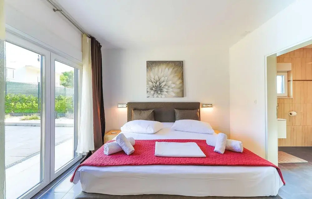 Awesome Home in Okrug Donji With 5 Bedrooms, Wifi and Outdoor Swimming Pool