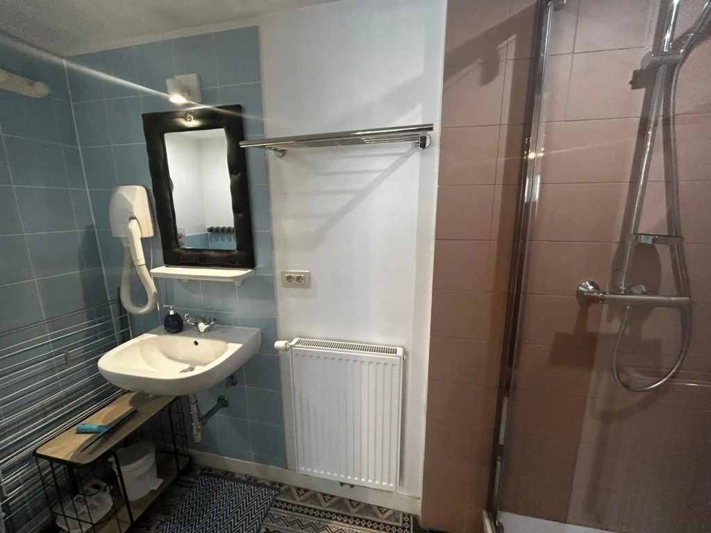 family stay Ostend 300m from beach free public Parking