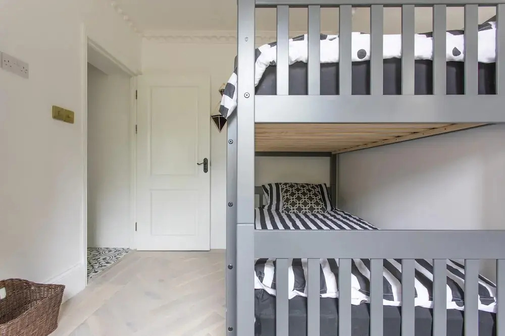 London Apartment- 4 Bedrooms-garden and Parking