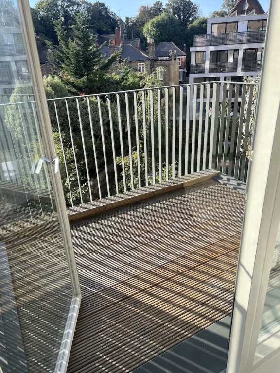 Remarkable 1-bed Apartment in London With Balcony