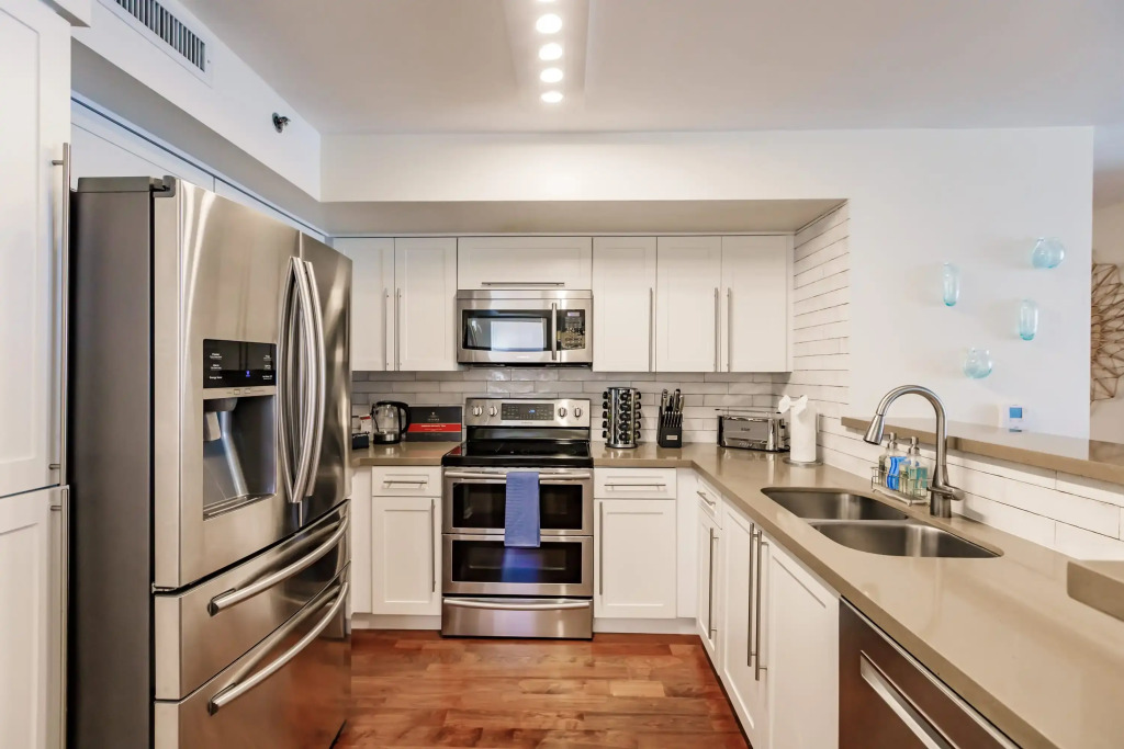 Uhost AI 3BR Condo Stunning Water Views
