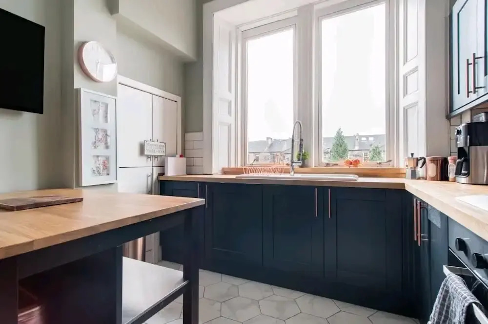 Gorgeous Light Apartment In West End
