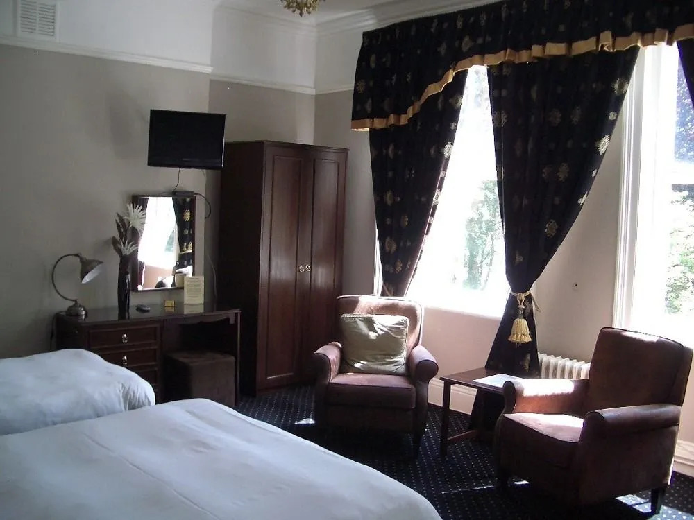 Wood Lodge Hotel