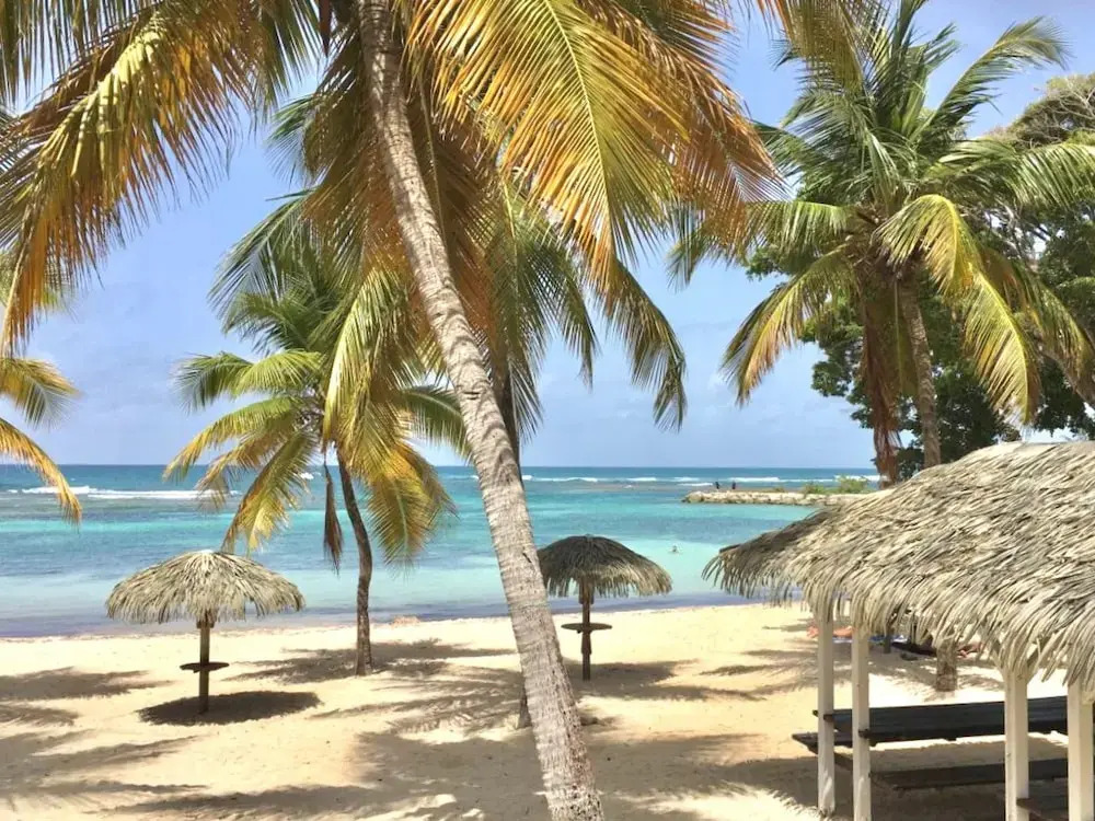 Ti. Maanga vue mer et pieds dans l'eau