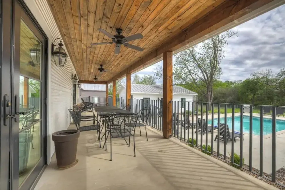 Schubert Inn-main Pool and Grill 2blks to Main