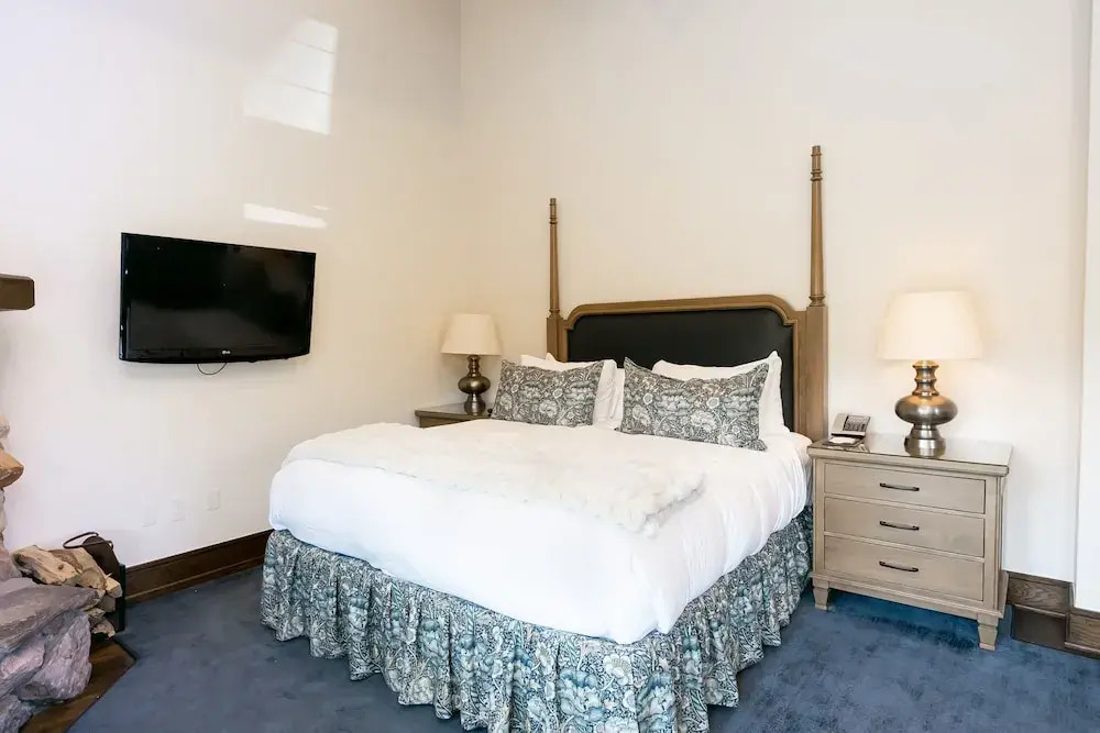 Sterling One Bedroom Suite in Great location with Majestic Mountain Views 1 Condo by RedAwning