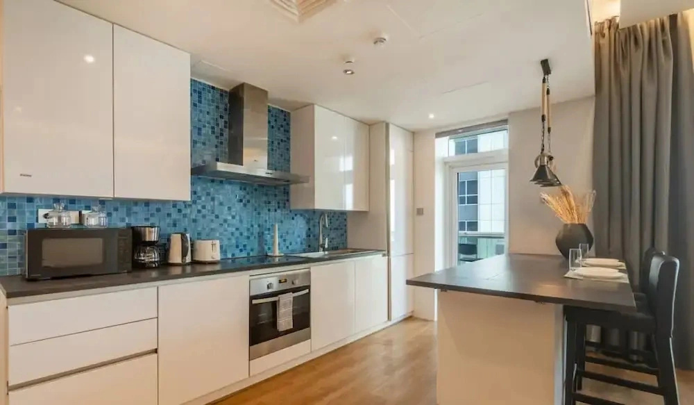 Luxury 1BR in Marina High-rise Living With Views