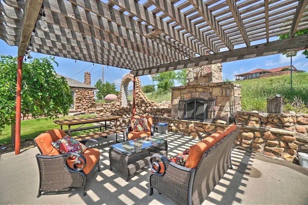 Charming Hilltop Cottage in Medicine Park!
