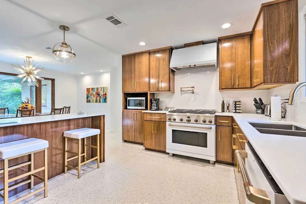 Mid-century Dream Home < Half-mile to Beach!