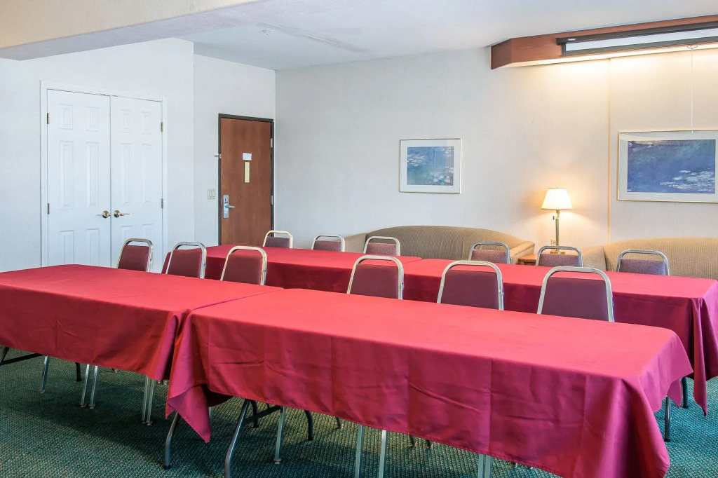 Sleep Inn & Suites Oregon - Toledo