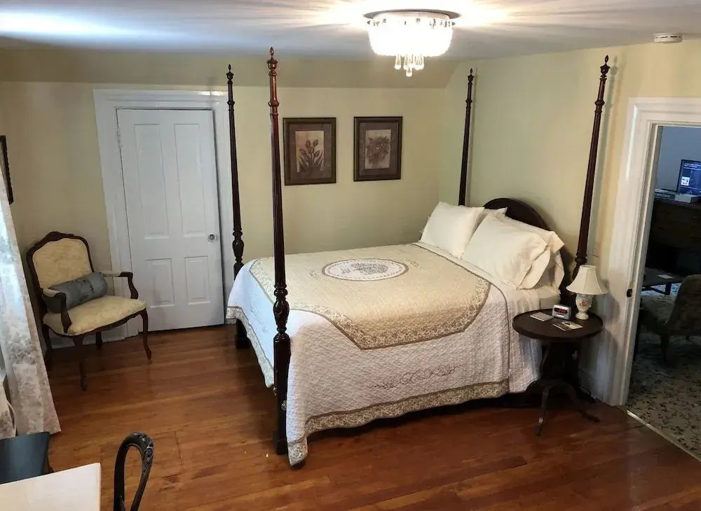 The Parsonage Inn LLC