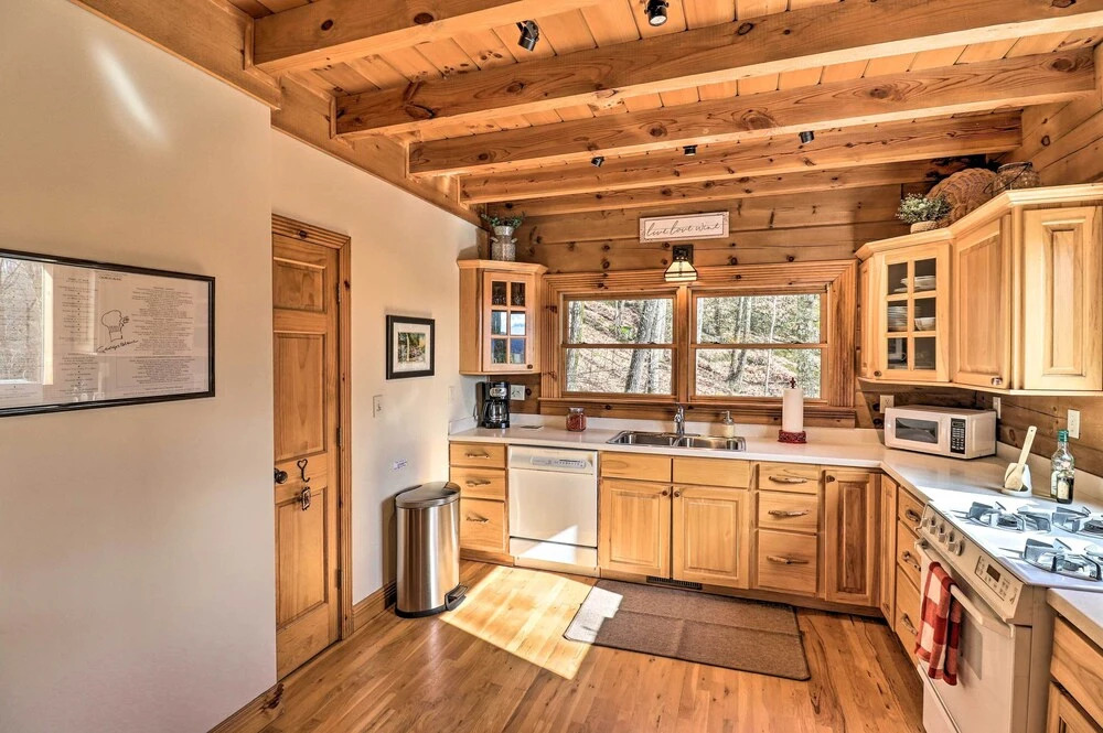 Private Sapphire Valley Resort Cabin w/ Mtn Views!