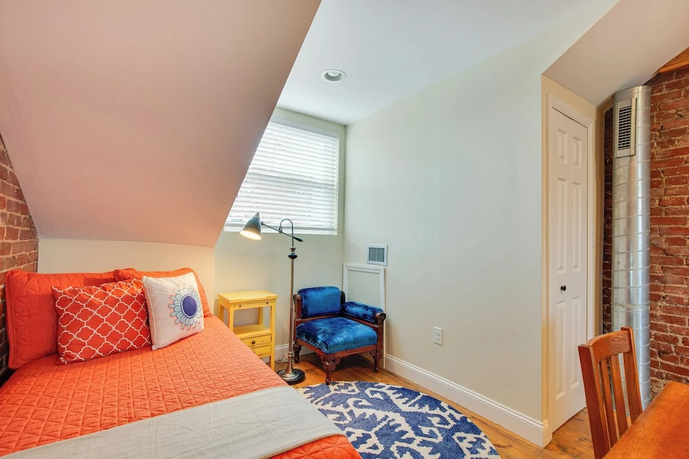 3 Mi to Dtwn: Charming Row House in Pittsburgh