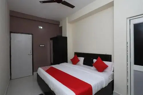 OYO 14505 Regal Stays
