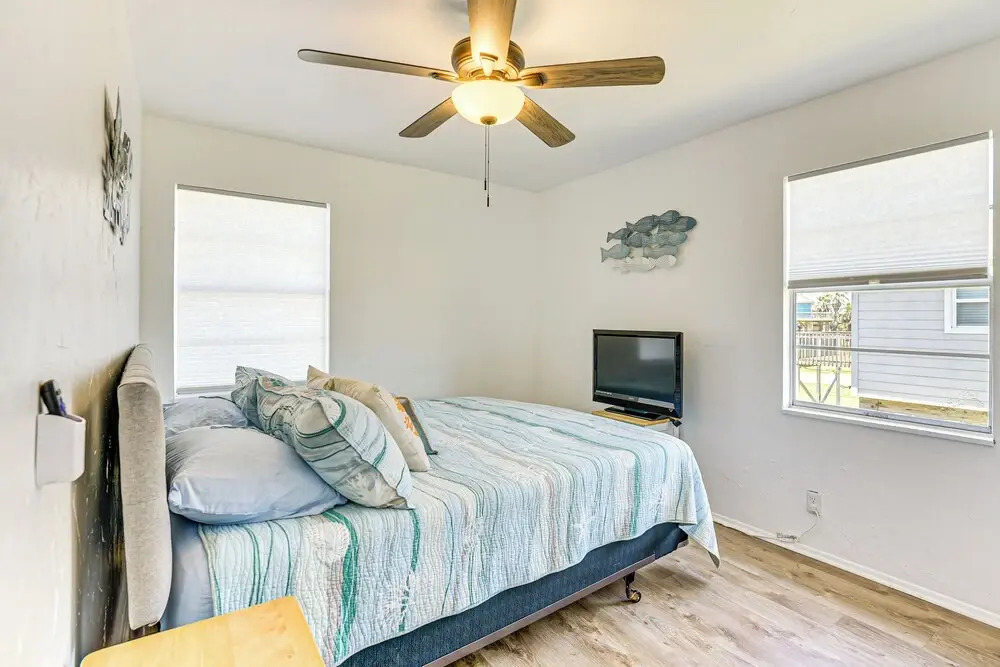 Walk to Beach: Ocean-view Home w/ Deck in Freeport