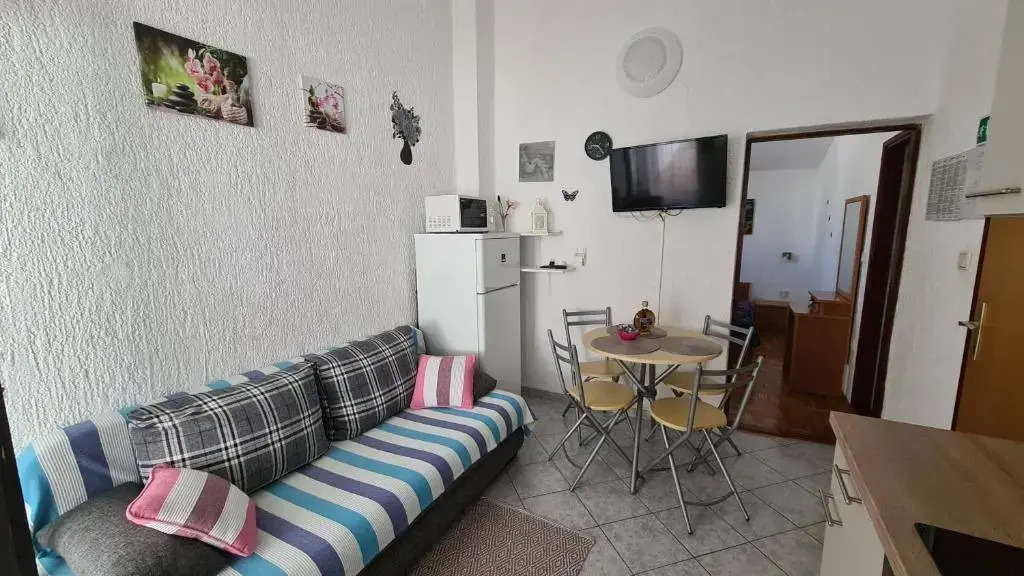 Apartment with a balcony and sea view - santek - AE1097