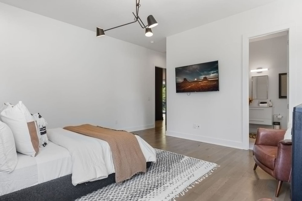 Luxe Modern 4 Bdrm 4 5bath w Private Pool Sleeps 8