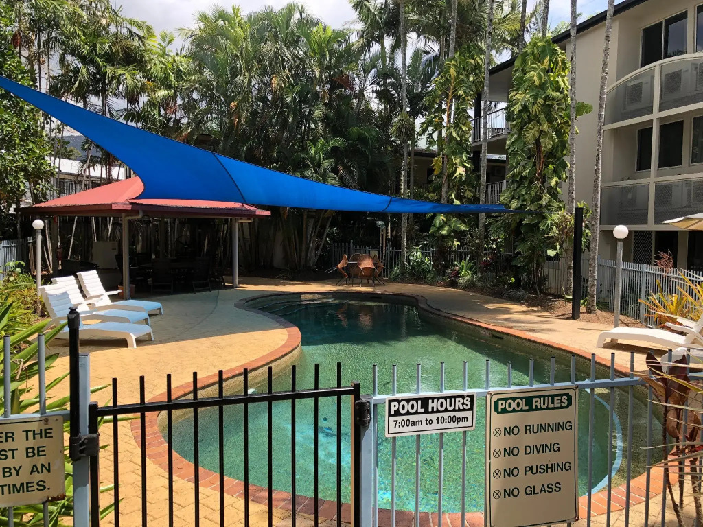 Cairns Reef Apartments & Motel