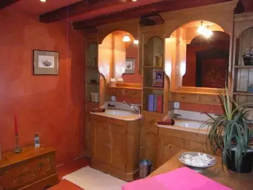 La Maison Jaune