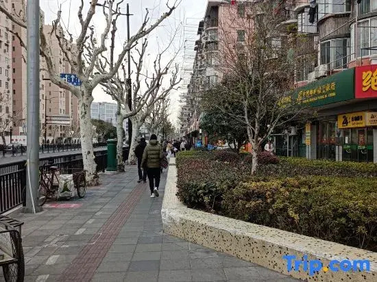 Aixiang Hotel (Shanghai Songhong Road Subway Station)