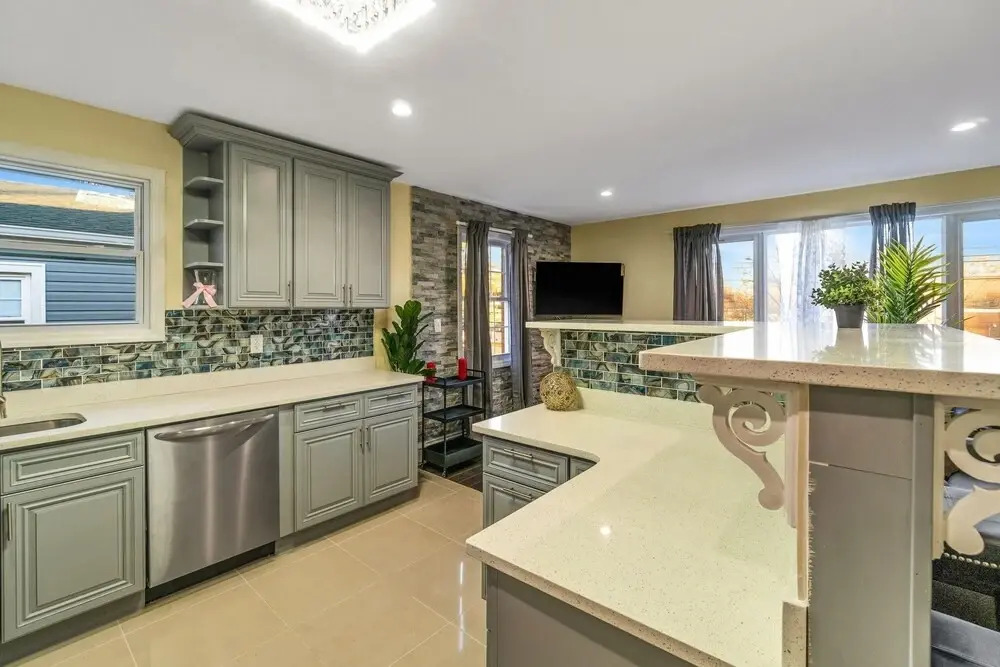 Comfy Queens Home - Just Minutes From Jfk Airport! 3 Bedroom Apts by Redawning