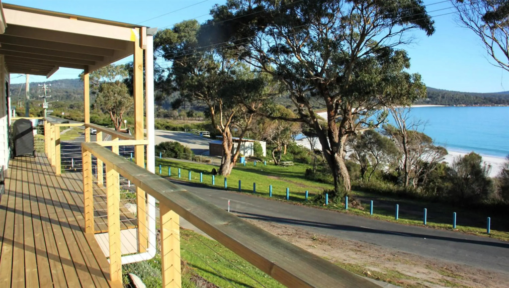 KINGFISHER COTTAGE Beachfront at the Binalong Bay
