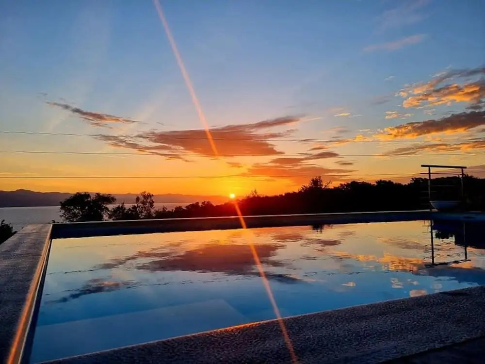 Villasleeps10-garden-freeparking-pool-ac