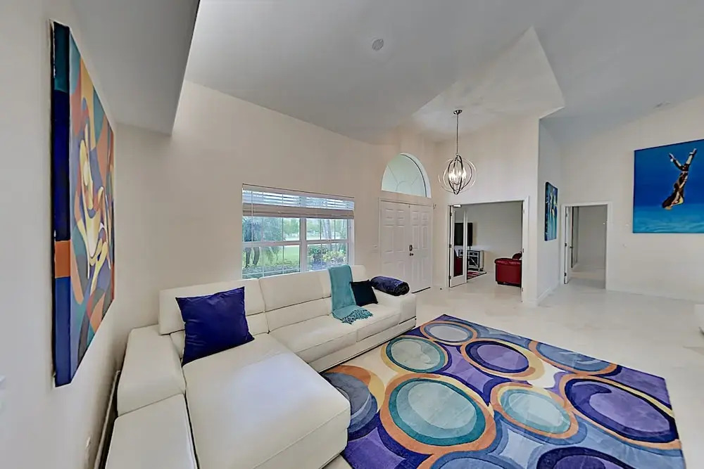 Tropical W/ Screened Lanai, Saltwater Pool 4 Bedroom Home