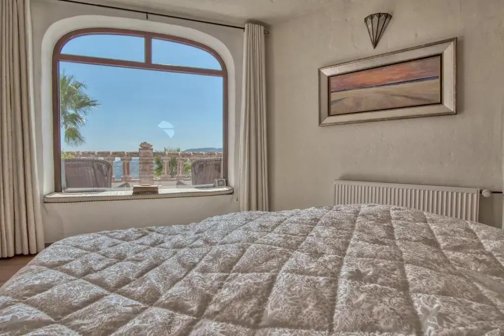Luxury 4-bedroom villa, private pool and outhouse
