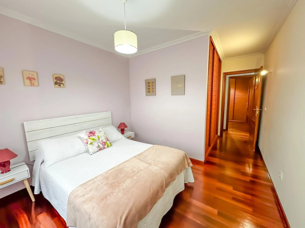 Apartamento completo, amplio, muy iluminado y con plaza de garaje incluida.