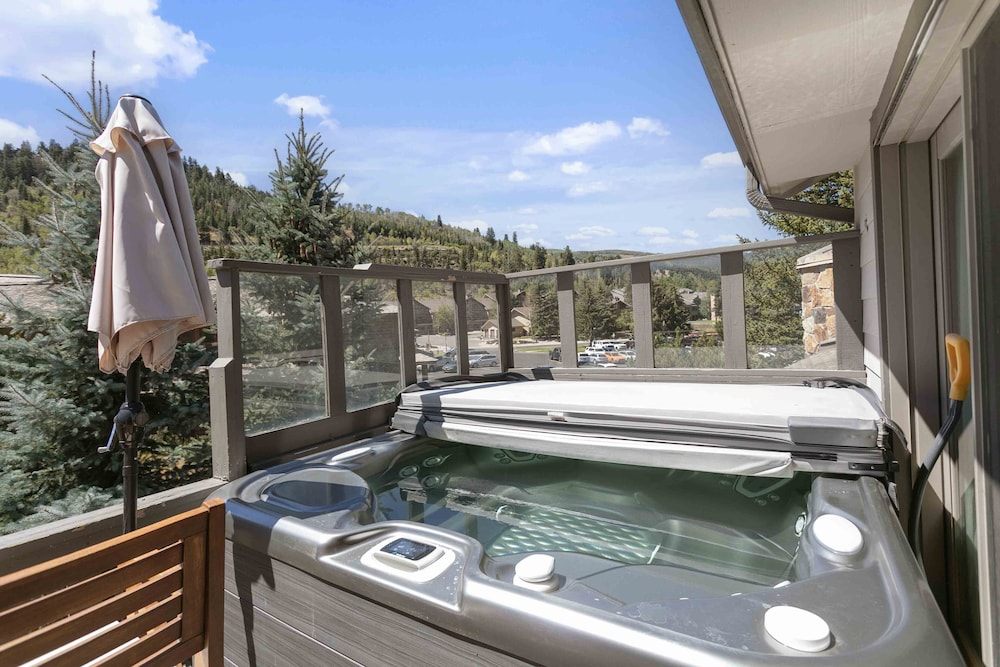Cozy Ski Condo With Private Hot Tub 4 Bedroom Condo