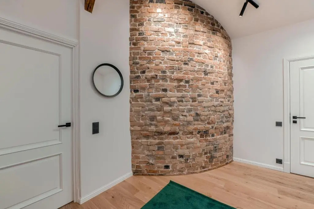 Big Design Apt - Sleeps 12 - Best Location