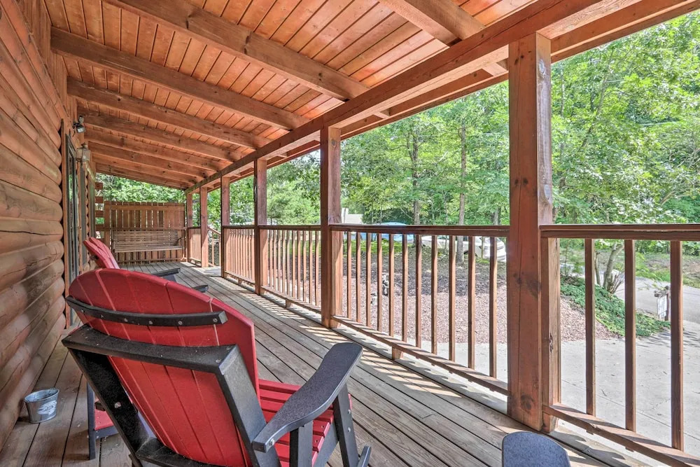 Cabin w/ Deck + Fireplace < 3 Mi to Dollywood!