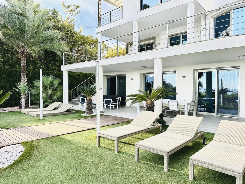 A001 - Villa de lujo en primera línea de mar