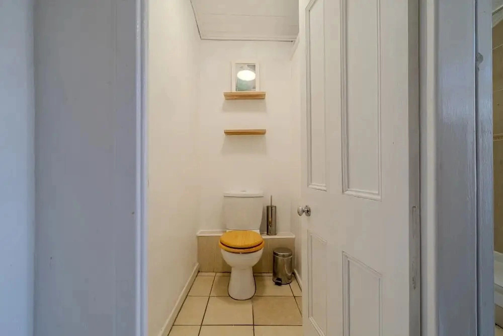 Sleeps 6 Spacious 3 Bed House w/ Free Parking