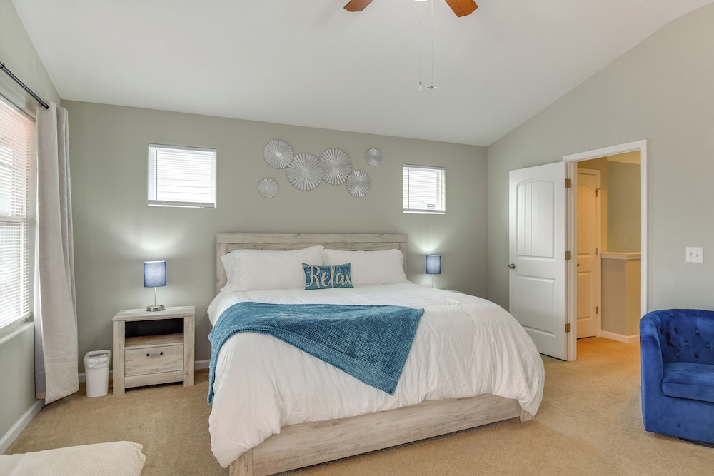 2 Blks to Beach! Family Home w/ Hot Tub in Norfolk