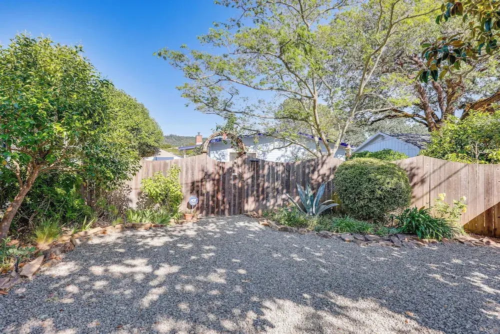 Romantic Casita w/ Garden + Deck 2 Miles to Plaza!