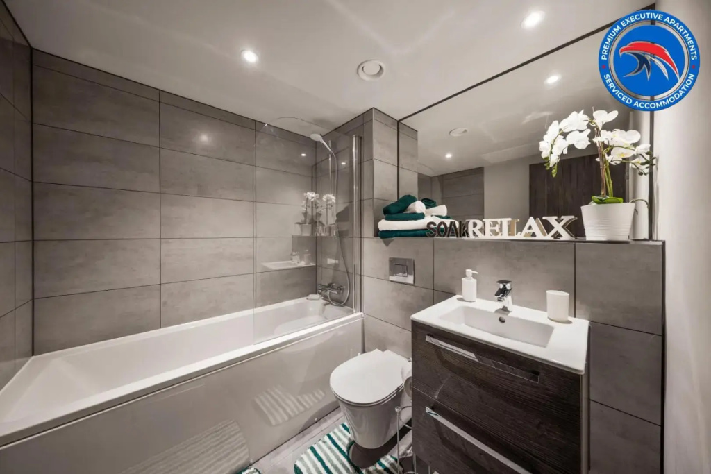50 PERCENT OFF - Perfect for Long Stays - For Business, Professionals , Relocations & Families I Gym I Boardroom I Cinema I WIFI - Book today 2 Bed at Premium Executive Serviced Apartment - St Martins Place