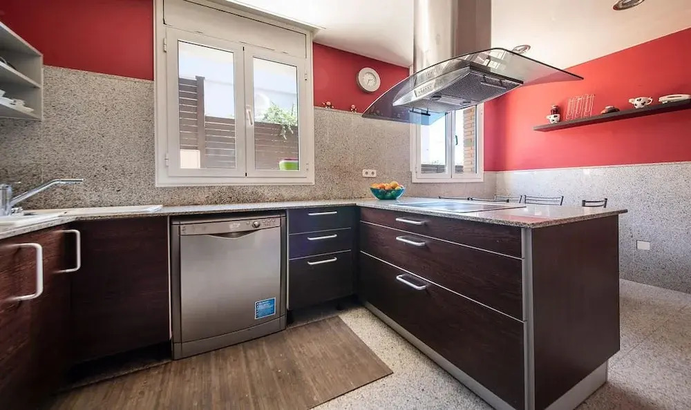 Modern House 2 Km from The Beach (R87)