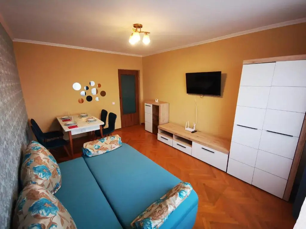 2 rooms Airy & Bright Colors