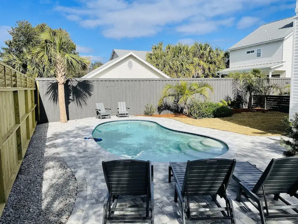 Magnolia Charms by Avantstay 2 Mins TO Beach Pet Friendly, BBQ & Balcony Views!