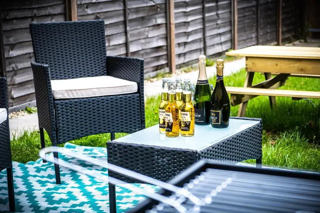 Luxury 2 Bed House City Centre ✘ BBQ & GARDEN ☆ FAMILY FRIENDLY→ Swingball & Outdoor Furniture - FREE PARKING → With 50 Inch Smart TV, FREE NETFLIX & WIFI ✘ Comfy Seating Area - BY MAEVELA®