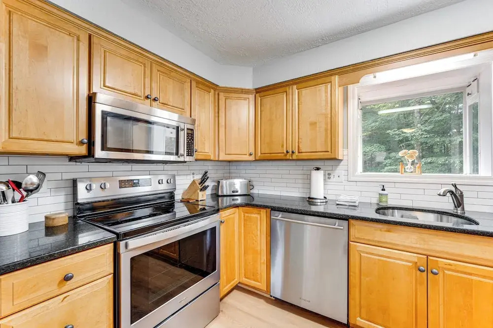 Condo w/ Deck & Grill < 5 Miles to Loon Mountain!