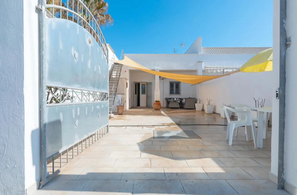 Holiday home with veranda and parking near the sandy beach of Punta Prosciutto-Stella Marina