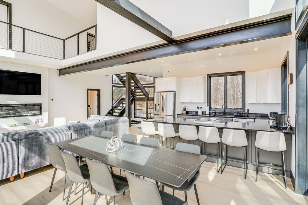 Custom Windham Mtn Villa w/ Pool, Theater & Views