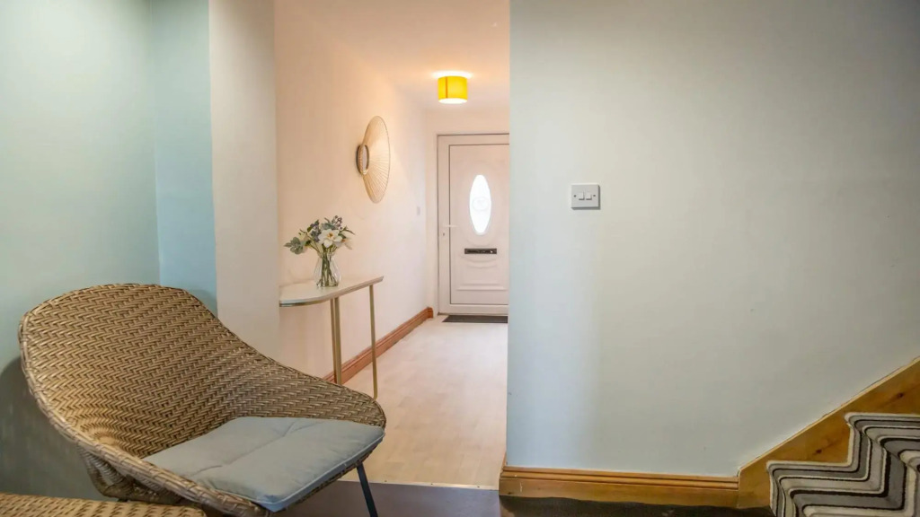 Queens Townhouse - 3 Bedrooms - Pets - Parking