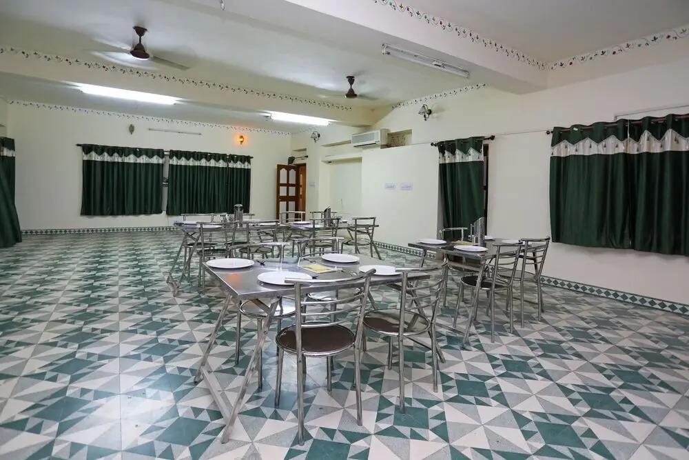 OYO 9933 Hotel Meera Mahal