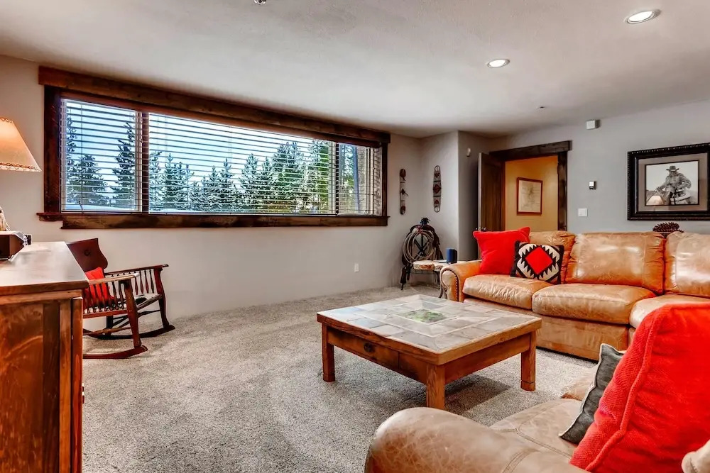 Alpenglow Peaks Lodge